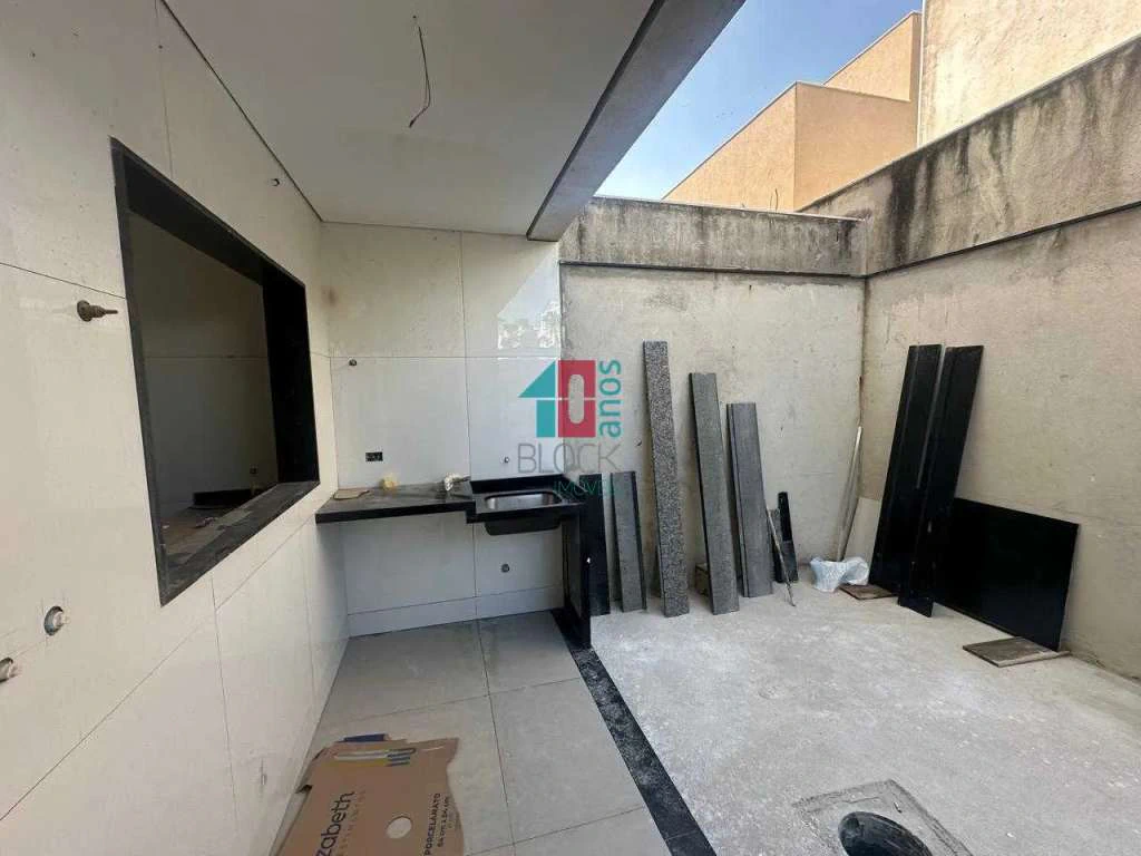 Casa com 5 suítes, 8 banheiros e 3 vagas para reformar — photo 4