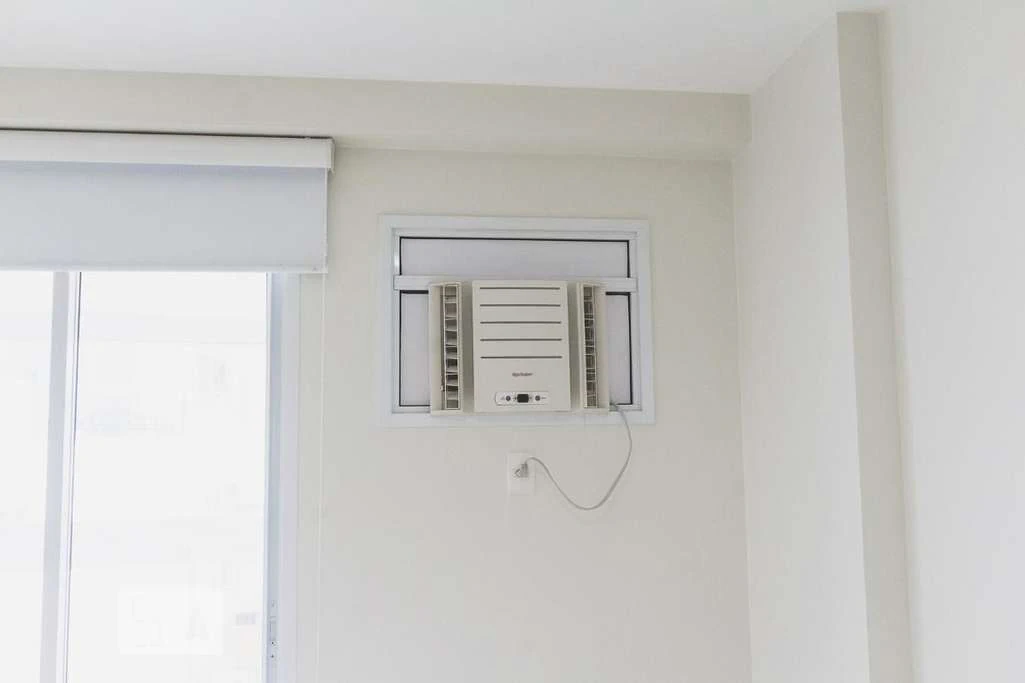 Rental apartment with 2 bedrooms and a glass balcony — photo 23