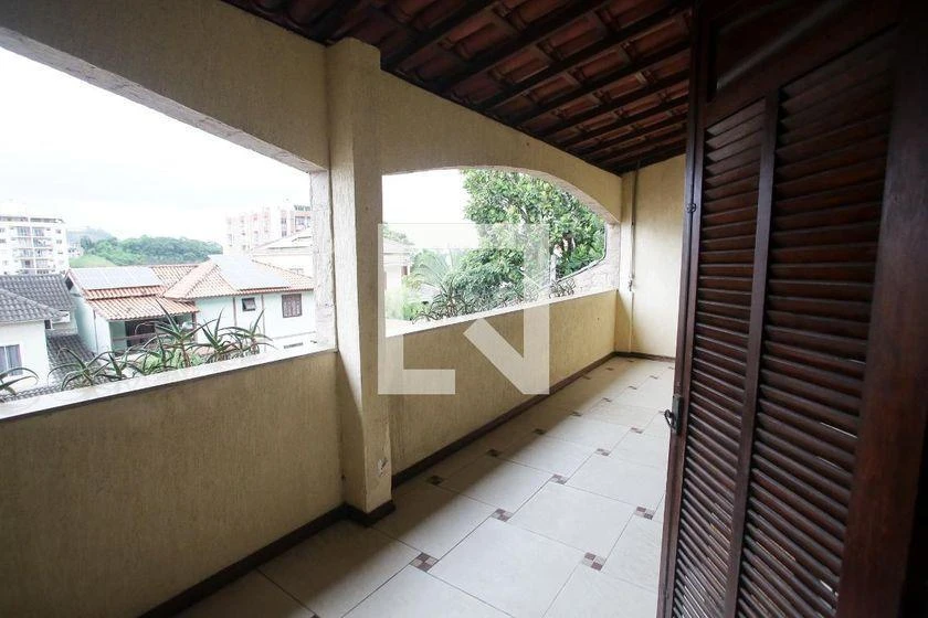 Furnished 400 m² house with 4 bedrooms and 4 bathrooms — photo 41