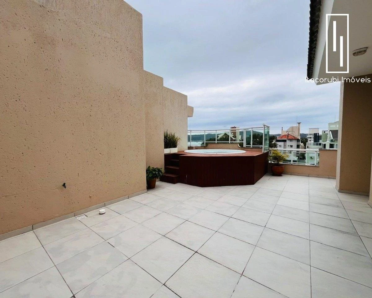 Balcony with a grill in a 2-bedroom apartment, 128 m² — photo 13