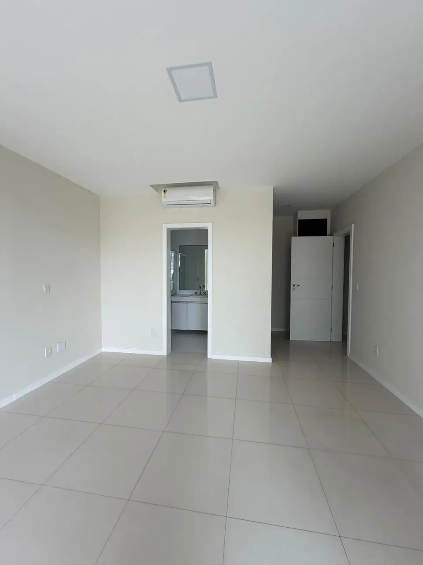 700 m² house with a garden and a bathtub — photo 21