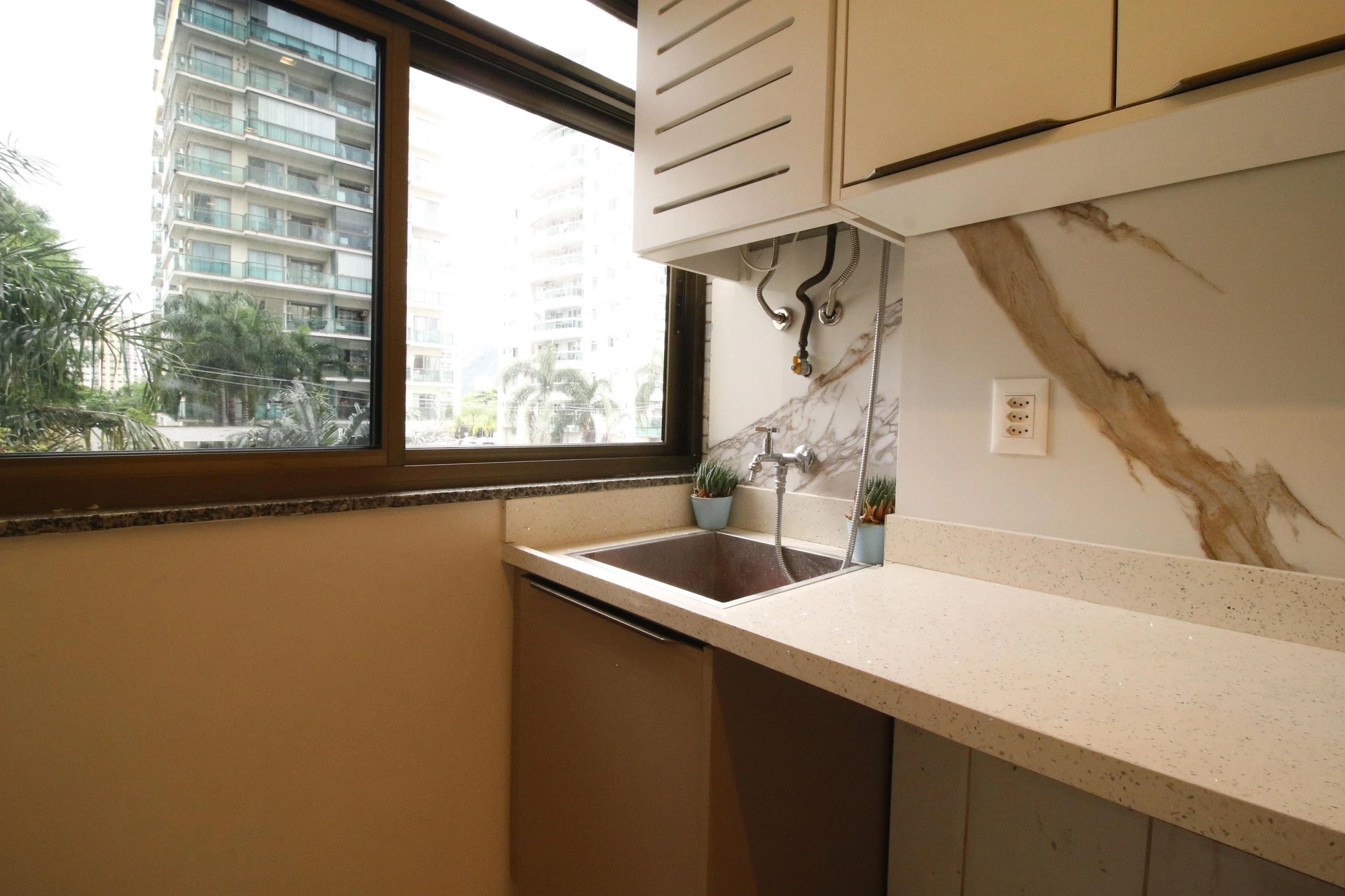 Walk-in closet in a 2-bedroom apartment, 90 m² — photo 16