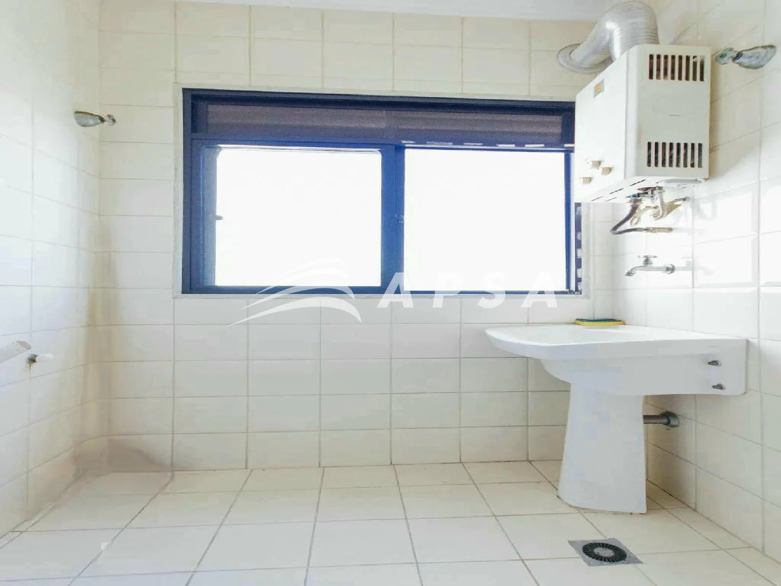 Unfurnished 2-bedroom apartment with a private BBQ — photo 19