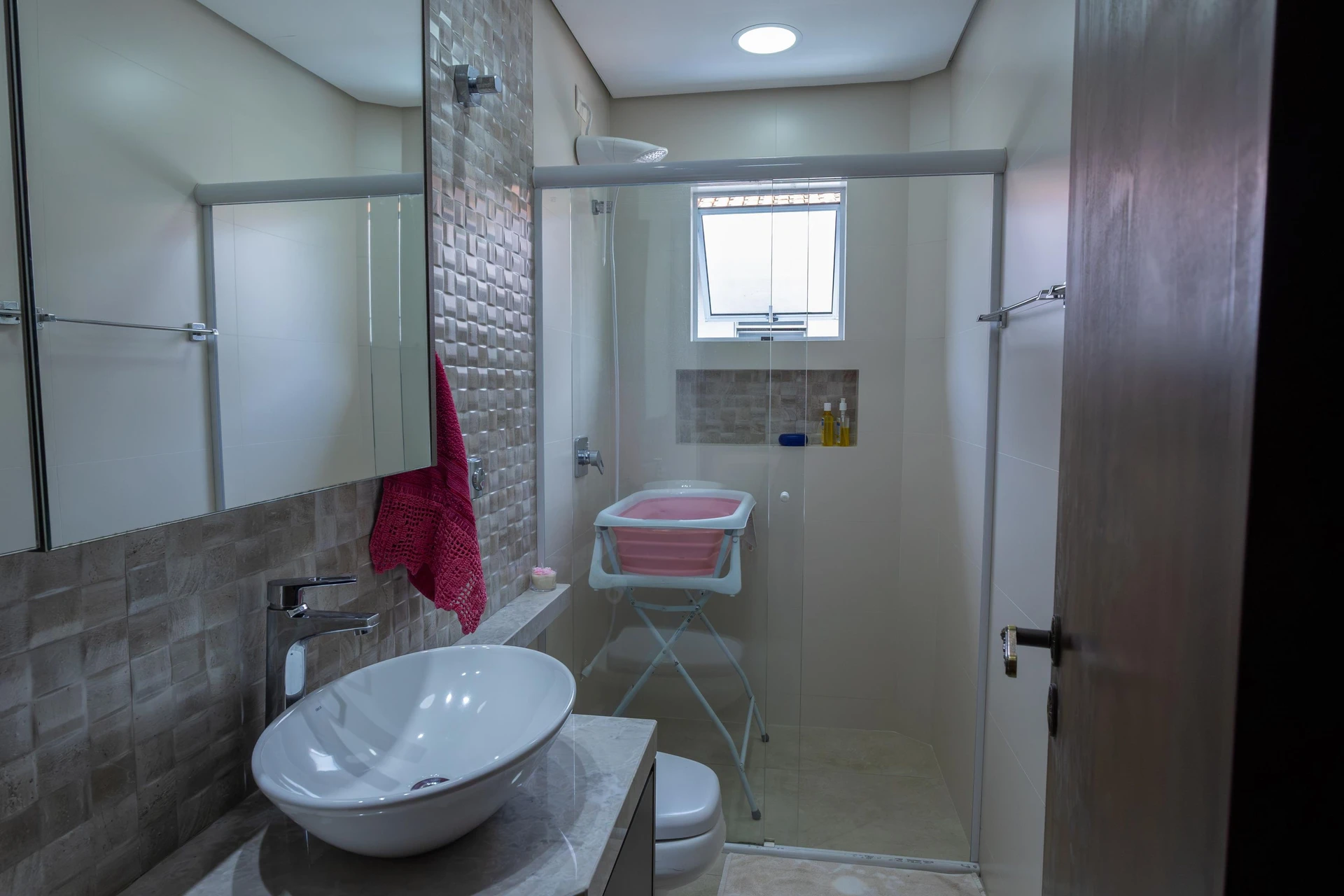 Bathtub in a 3-bedroom house, 180 m² — photo 53