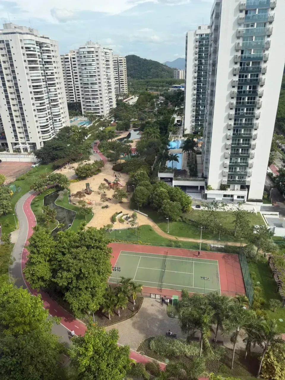 3-bedroom rental apartment with a balcony — photo 4
