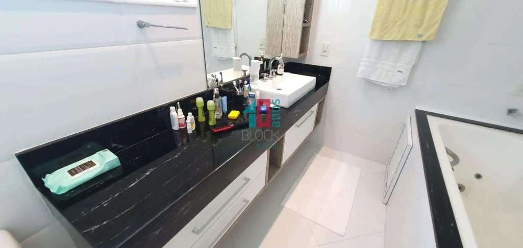 Condominium house with 4 suites and a home office desk — photo 23