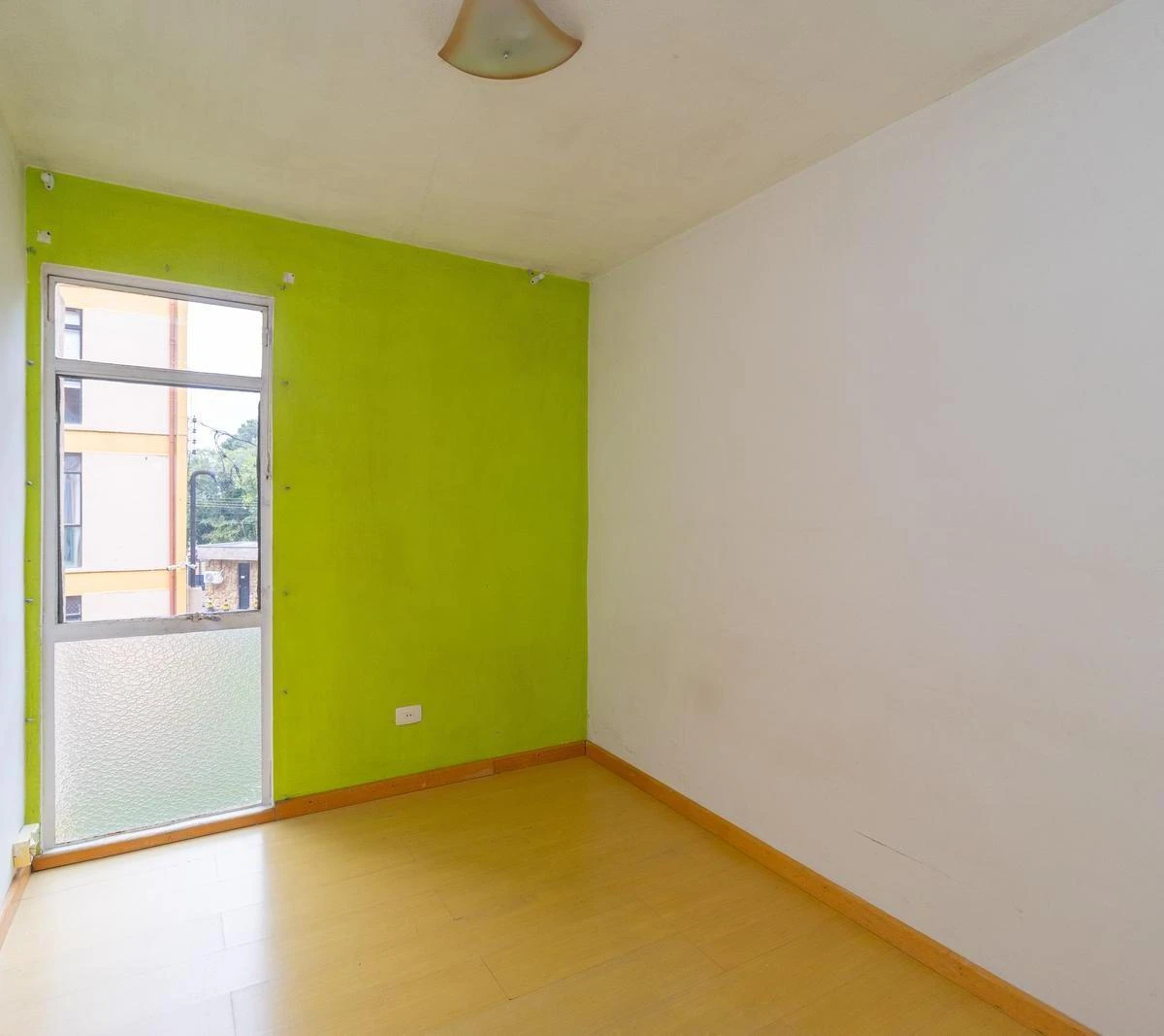 2-bedroom apartment with wood or laminate floors in Curitiba — photo 12
