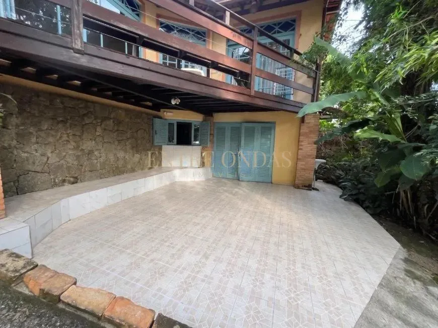 Furnished studio in a building with a pool — photo 12