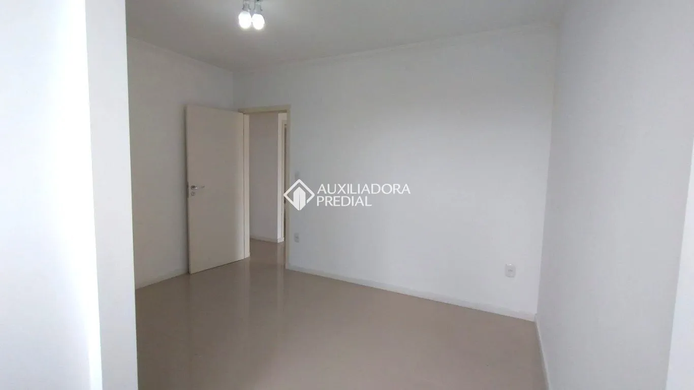 200 m² house with a bathtub and a glass-enclosed balcony — photo 5