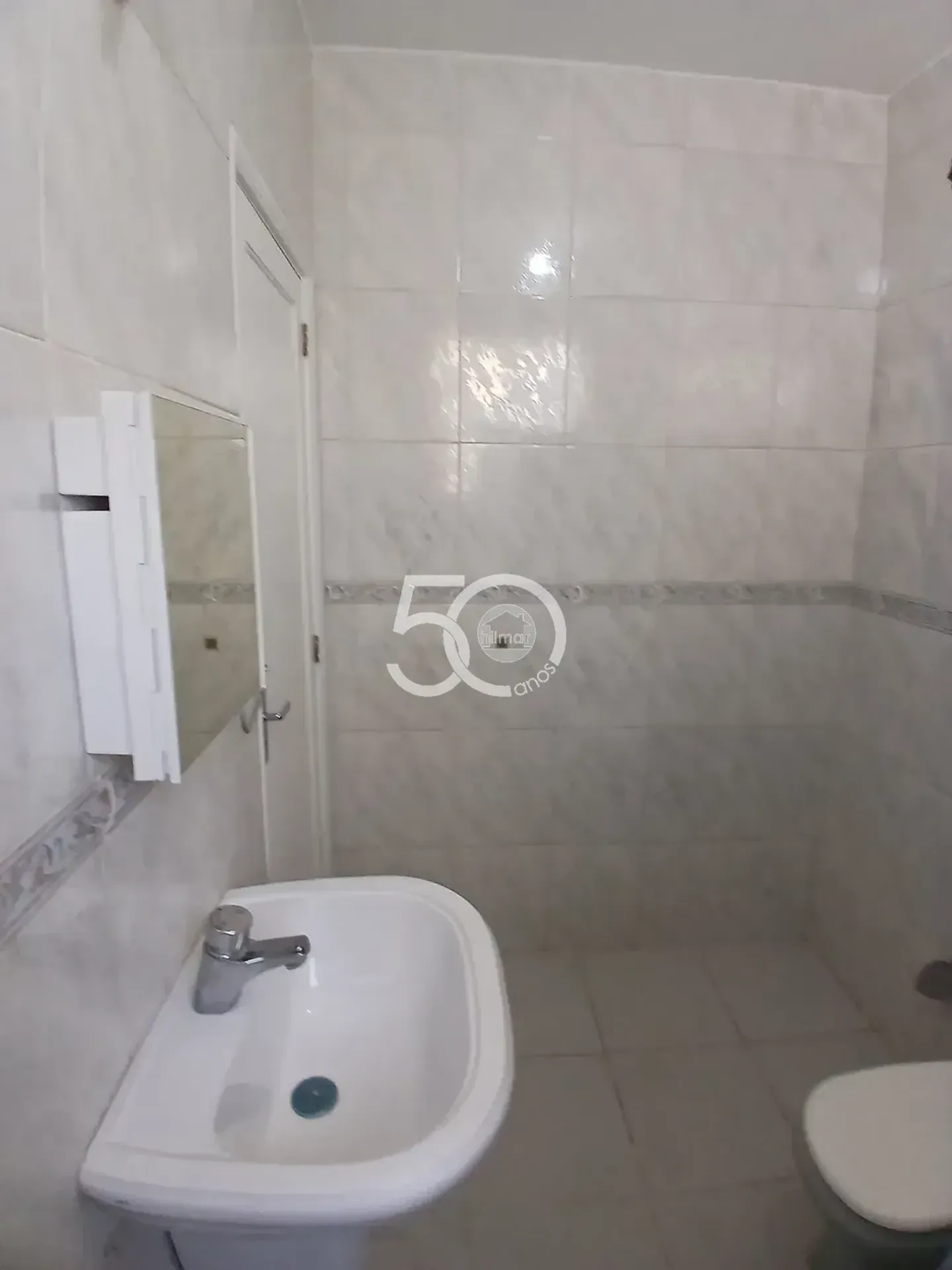 Apartamento de 2 dormitorios con balcón y cocina separada — photo 11