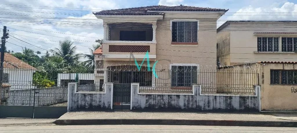 House with 5 bedrooms and 3 en-suites, no parking