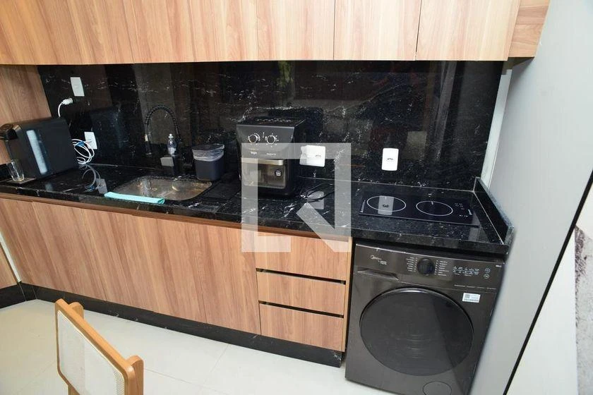 Furnished 1-bedroom apartment with glass-enclosed balcony — photo 28