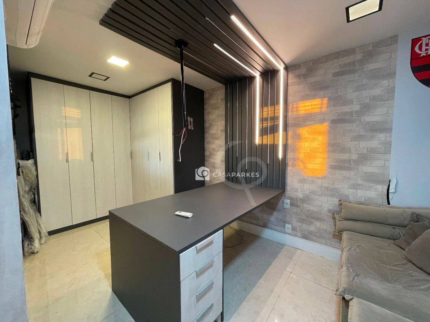 Balcony with a grill in a 3-bedroom apartment, 120 m² — photo 23