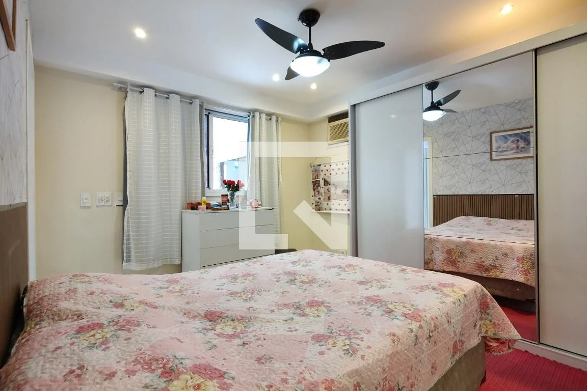 Glass-enclosed balcony in a 3-bedroom apartment, 155 m² — photo 63