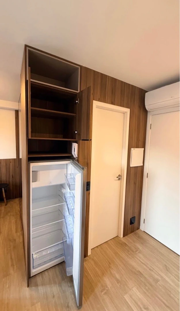 Furnished studio kitnet with open-plan kitchen and parking — photo 3