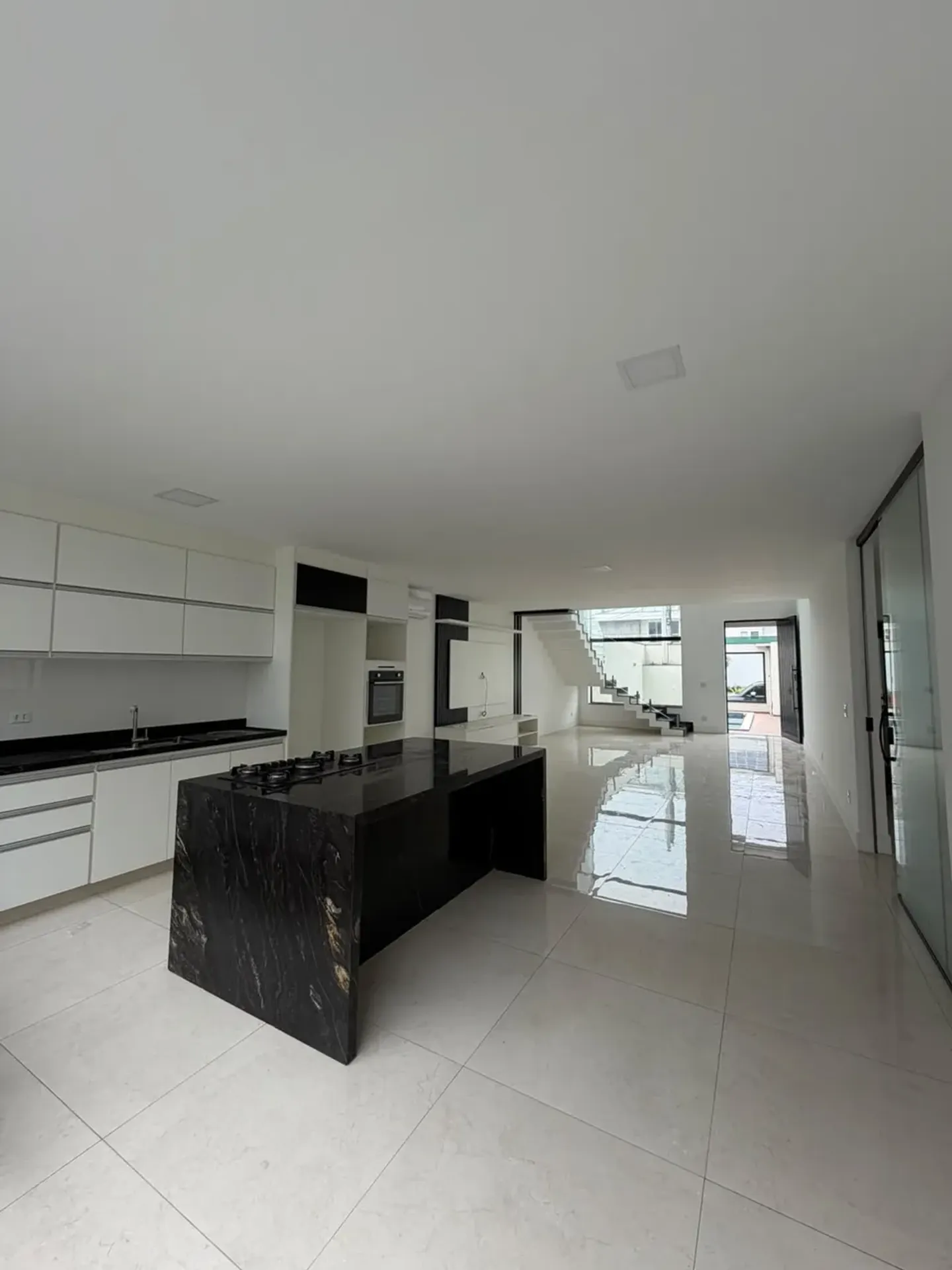 House, 370 m², with floor-to-ceiling windows — photo 28