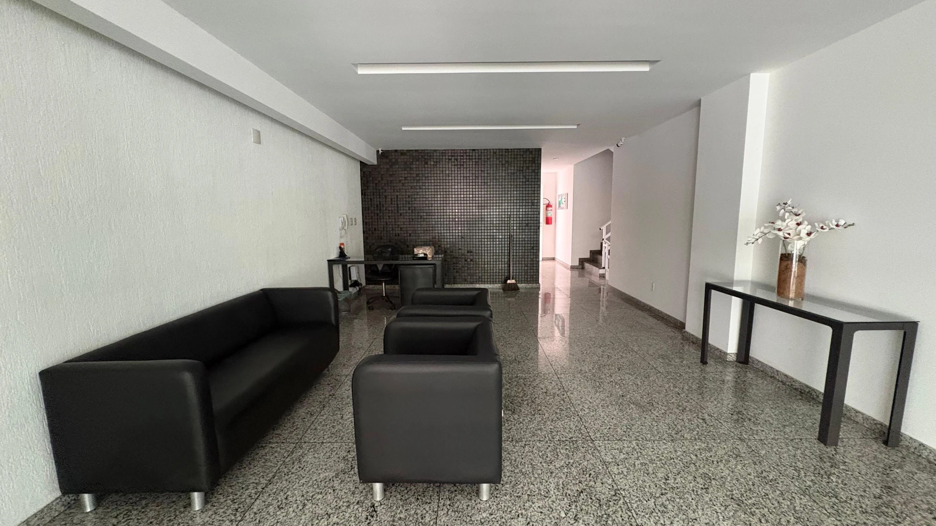100 m² apartment with a grill on the balcony and a jacuzzi — photo 32