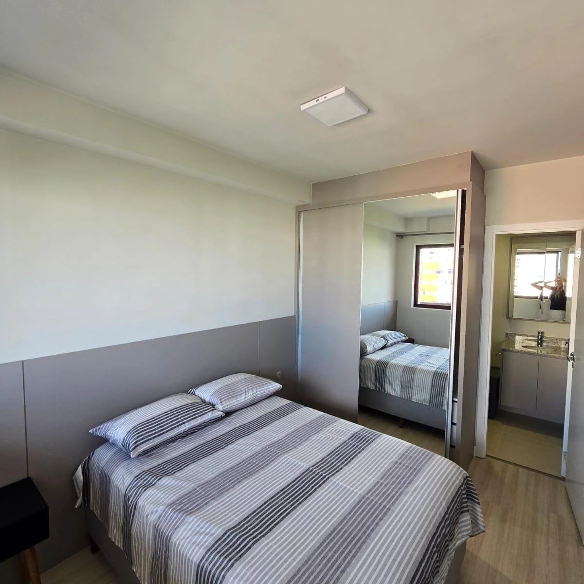 One-bedroom apartment in a building with a gym — photo 2