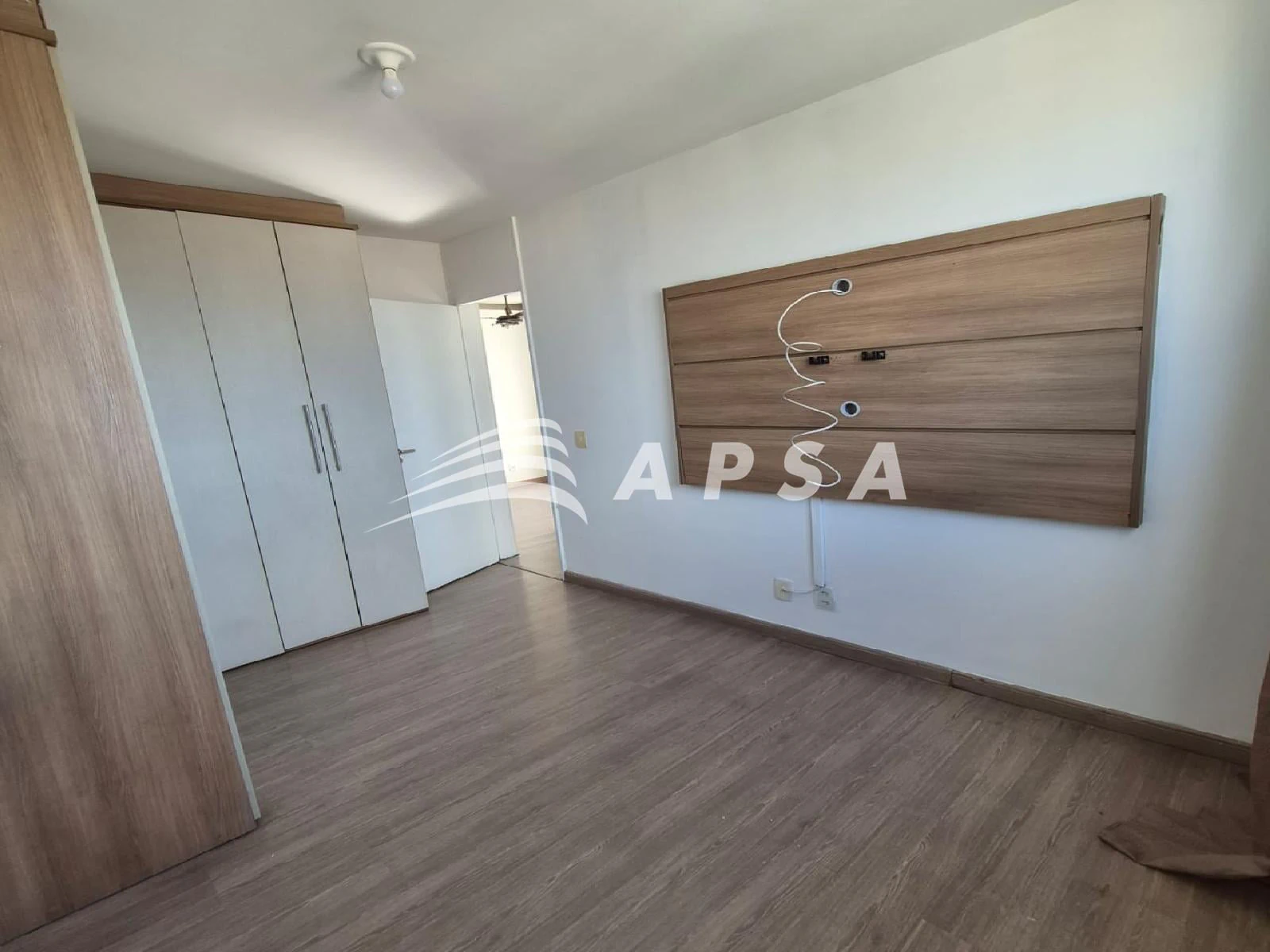 Apartamento de 2 quartos com piso de madeira ou laminado — photo 10
