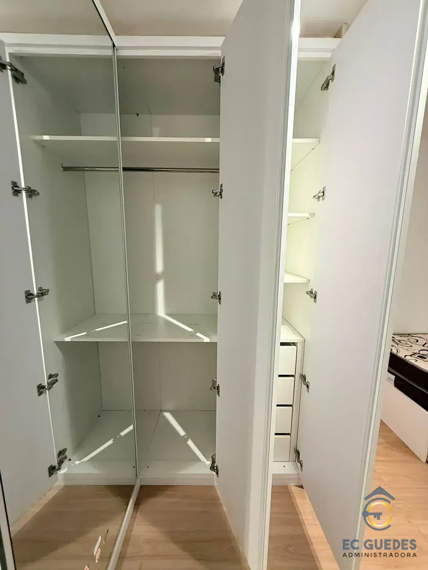 Furnished 3-bedroom apartment with glassed balcony — photo 44