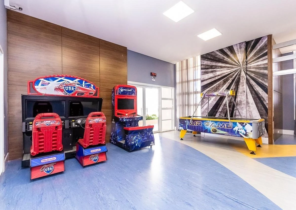 Glass-enclosed balcony in a 3-bedroom apartment, 166 m² — photo 48