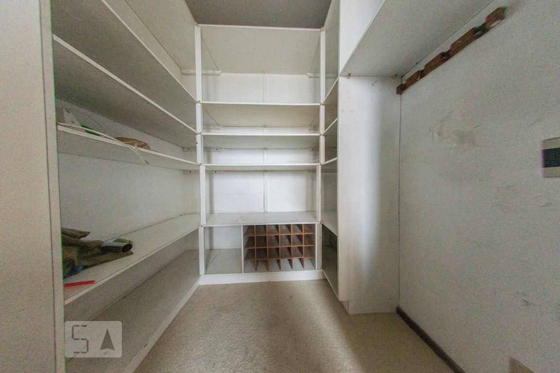 4-bedroom apartment with a walk-in closet — photo 48