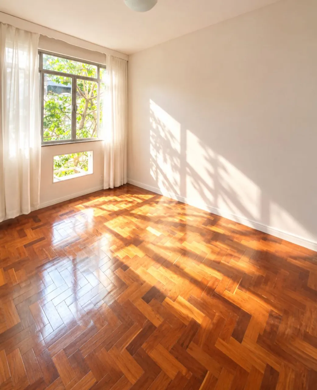 Wood or laminate floors in a one-bedroom apartment, 62 m² — photo 3