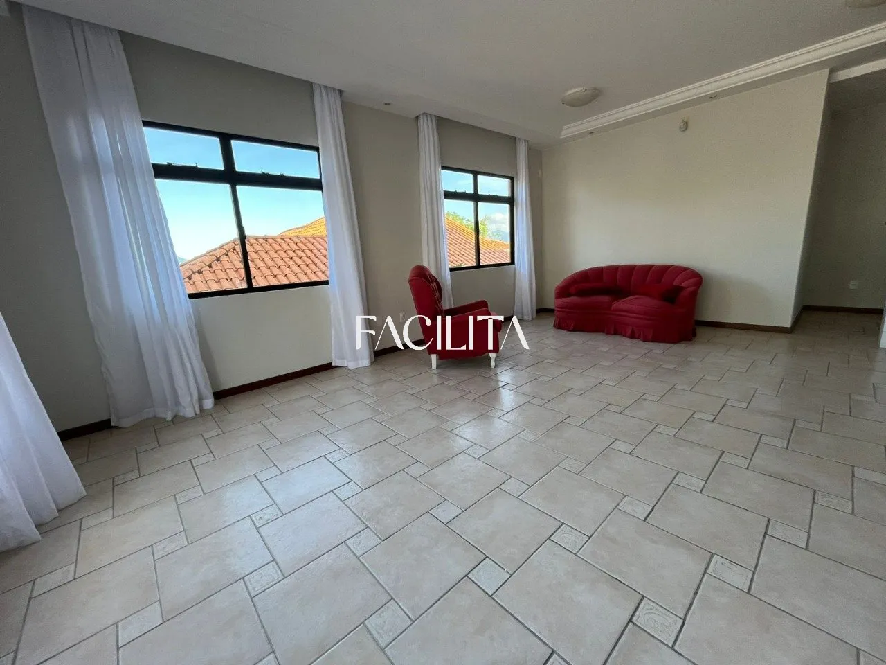 Furnished 456 m² house with 3 en-suite bedrooms and pool — photo 28