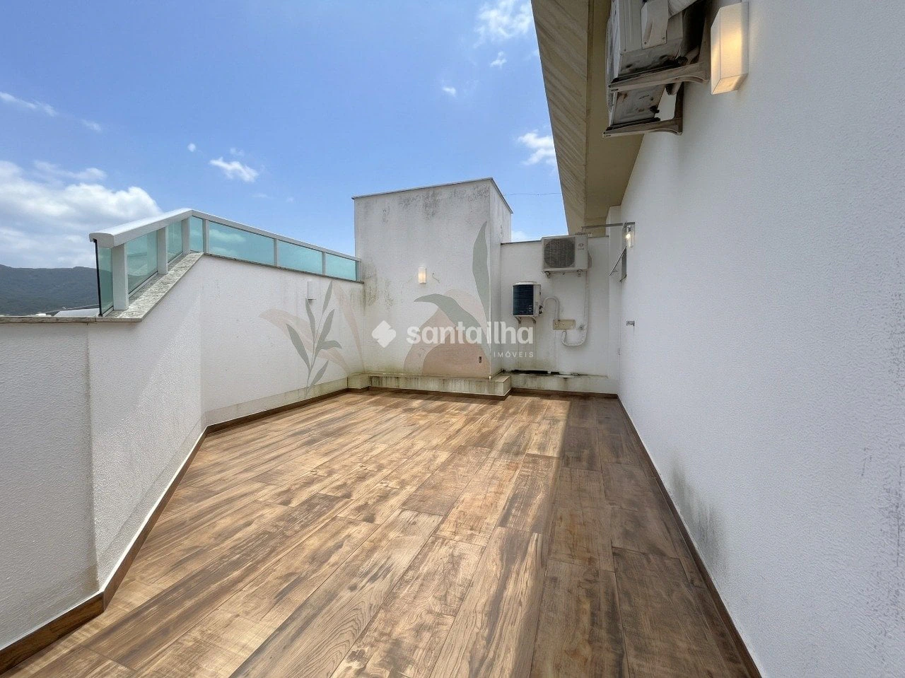 Balcony with a grill in a 2-bedroom apartment, 128 m² — photo 14