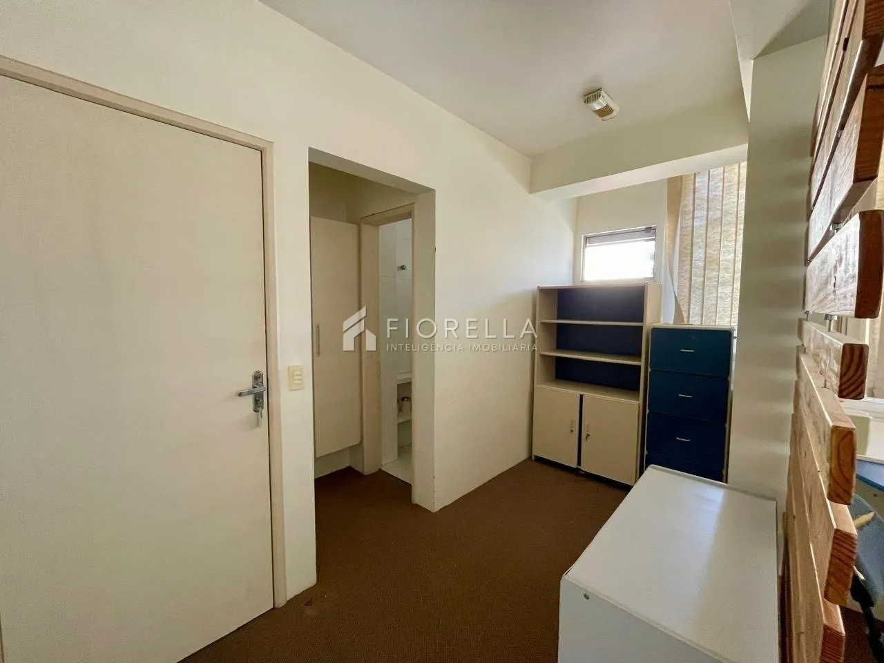 Unfurnished apartment with a home office and half-bath — photo 8