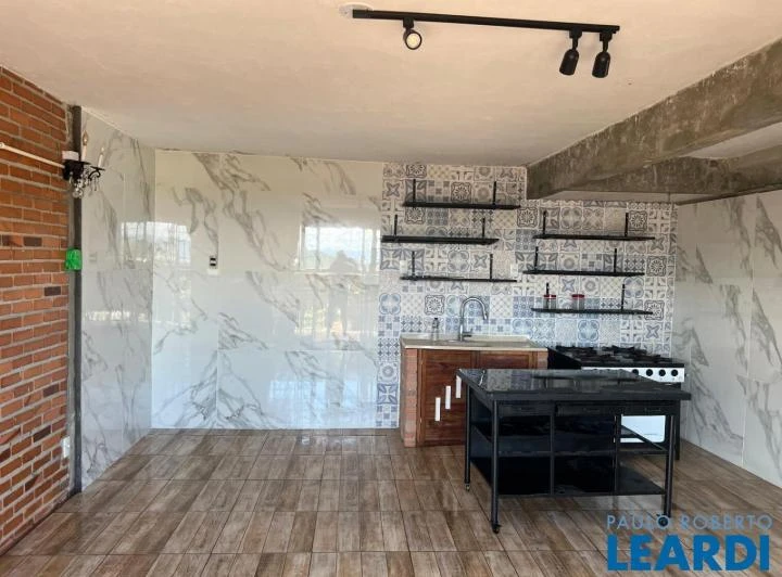 House with open-plan kitchen and 200 m²