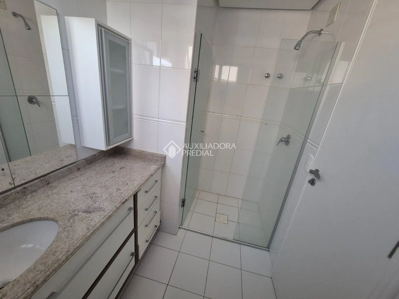 Furnished apartment with 3 bedrooms and 137 m² — photo 35