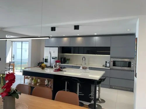 Furnished house, 280 m², with floor-to-ceiling windows — photo 2