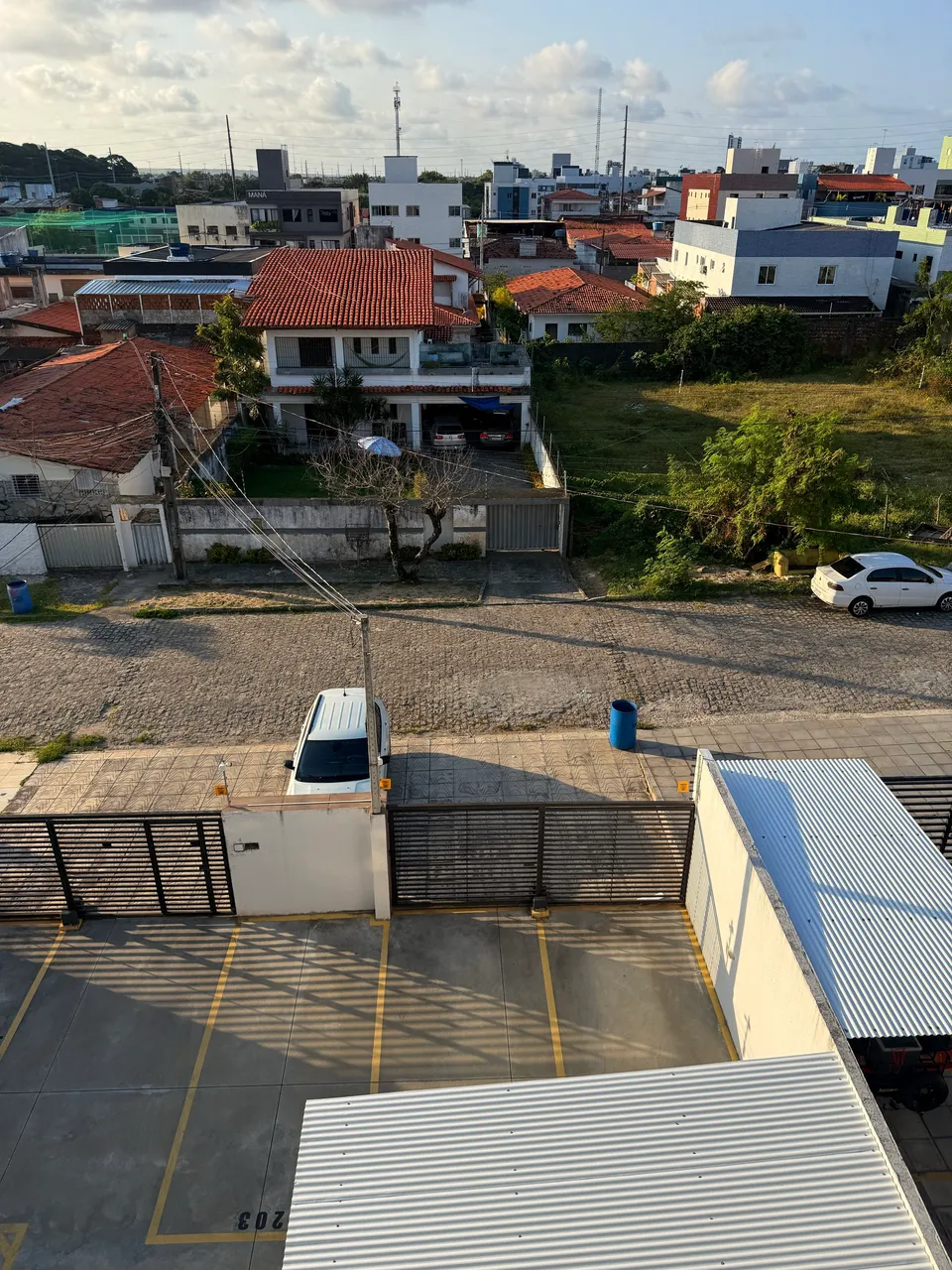 Balcony with a grill in a 2-bedroom apartment, 110 m² — photo 9
