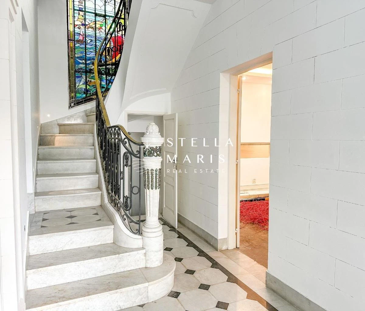 Glass-enclosed balcony in a 5-bedroom house, 402 m² — photo 27