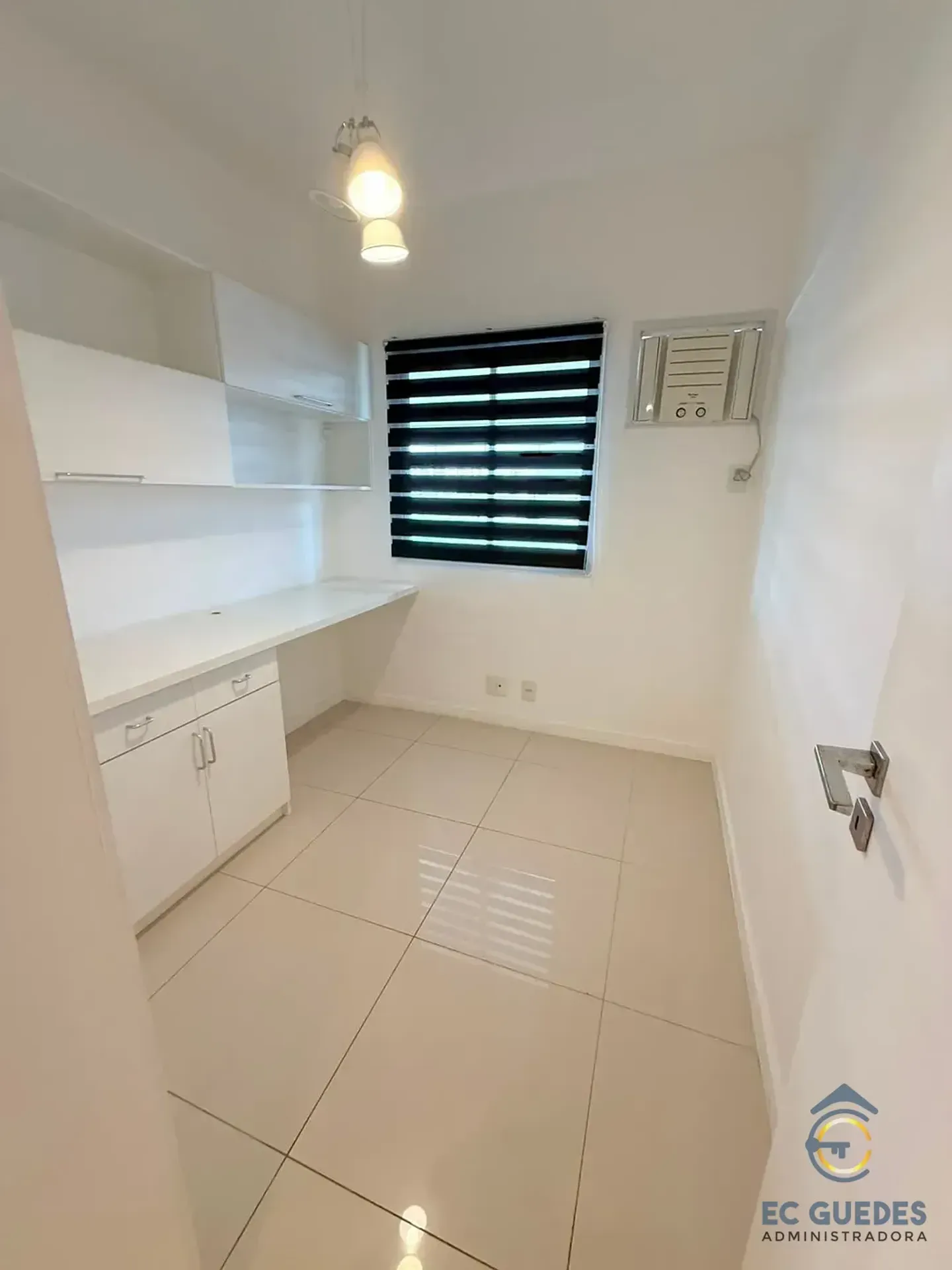 Furnished 3-bedroom apartment with glassed balcony — photo 25