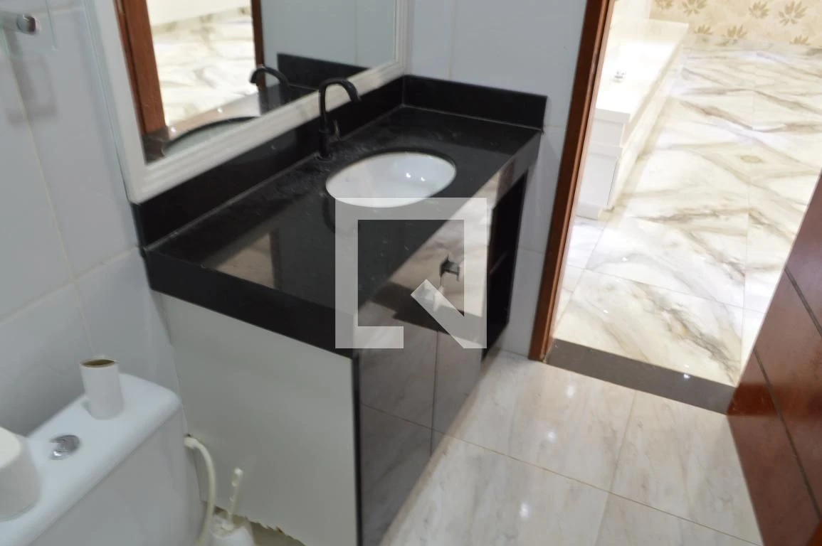 Casa de 3 quartos com janelas do piso ao teto — photo 24
