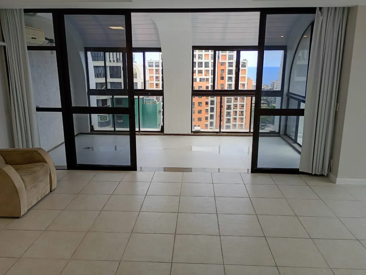 3-bedroom apartment with floor-to-ceiling windows — photo 35