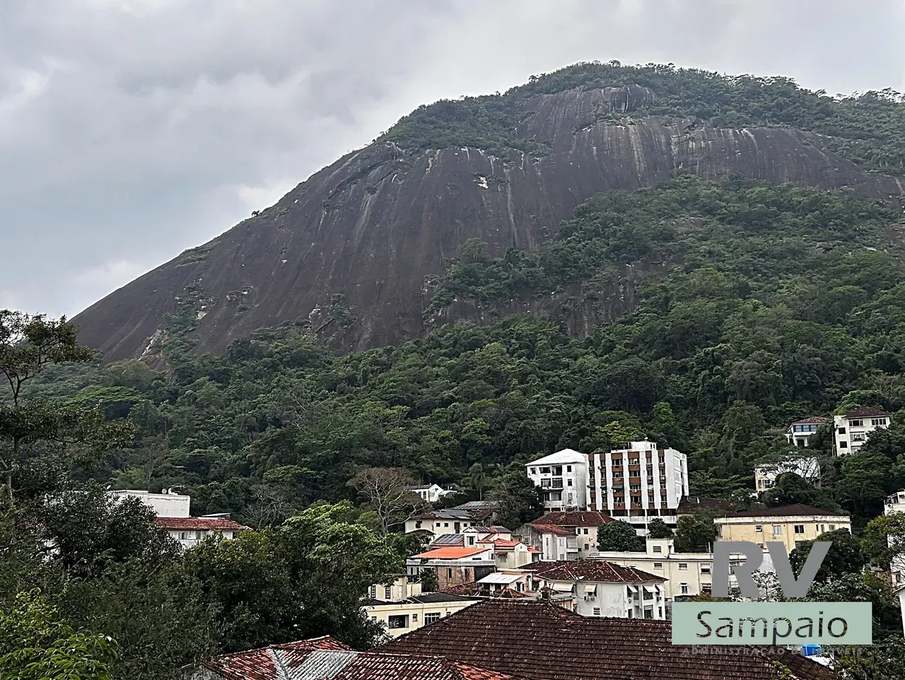 One-bedroom apartment with a mountain view in Rio de Janeiro — photo 12