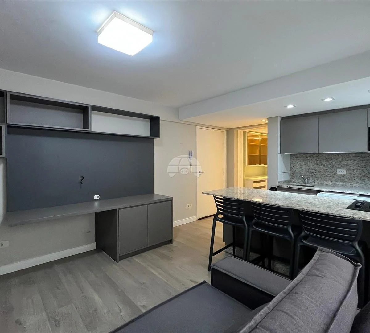 Furnished 1-bedroom apartment with open-plan gas kitchen — photo 27