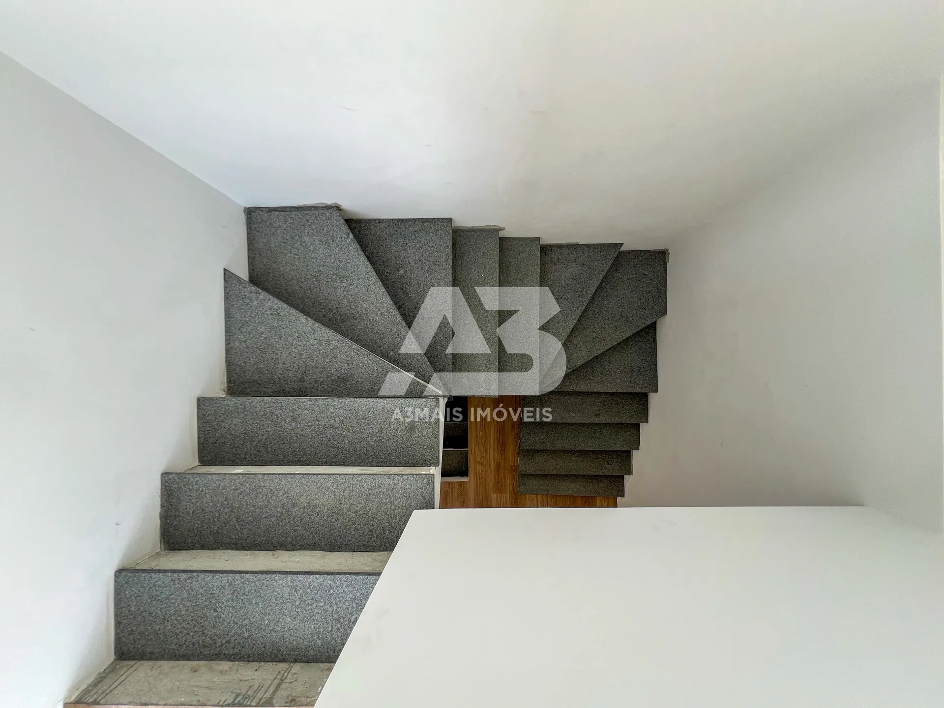 Glass-enclosed balcony in a 3-bedroom house, 137 m² — photo 18