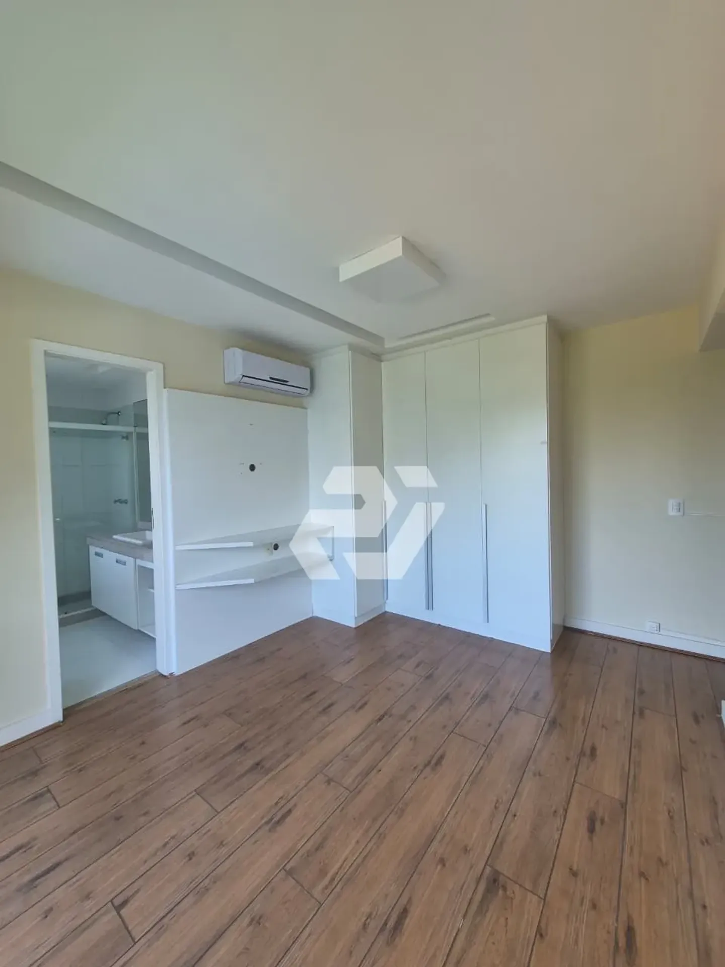 Apartment with 4 en-suite bedrooms and private garden — photo 26