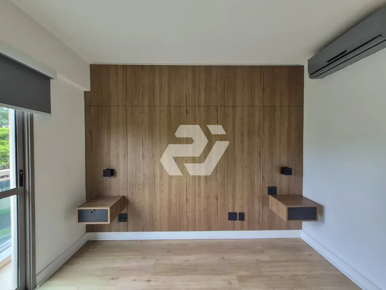 4-bedroom apartment with an enclosed glass balcony — photo 23