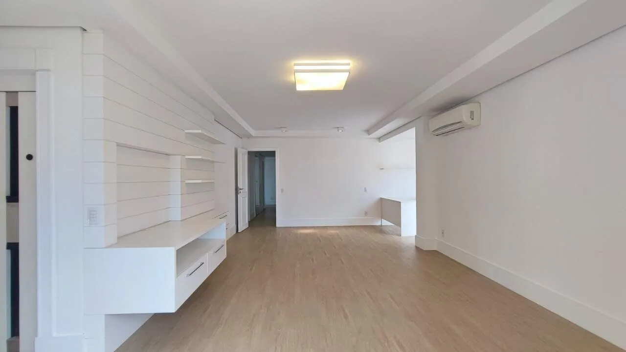 Apartamento de 3 quartos em condomínio com piscina