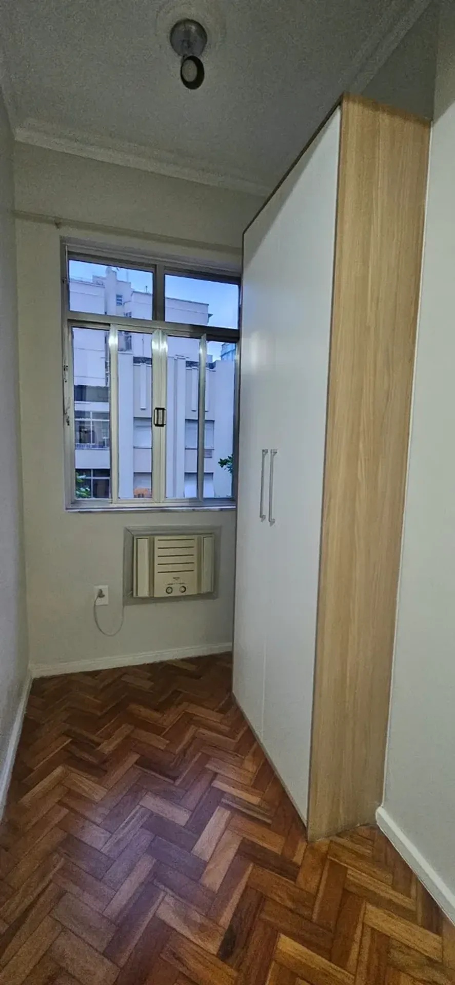 Apartamento de 2 quartos com piso de madeira ou laminado — photo 23