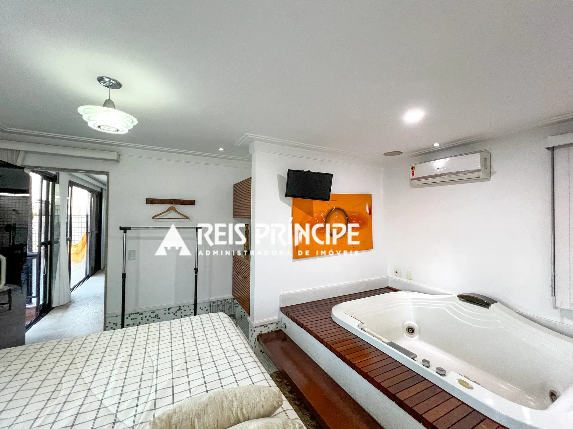 Furnished apartment with 5 bedrooms and a balcony — photo 30