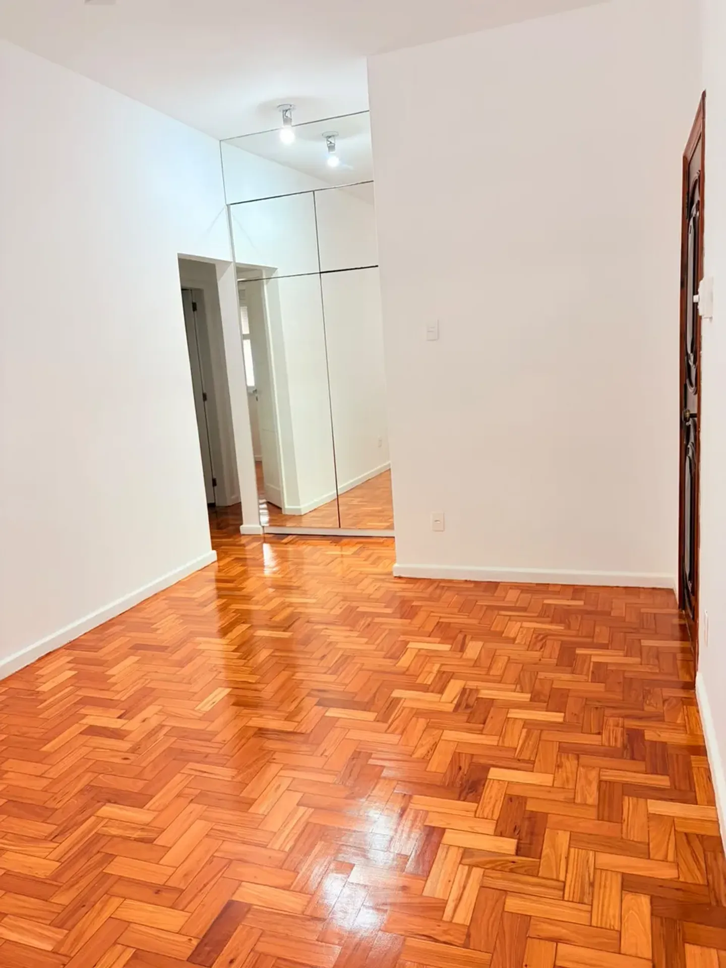 Apartment on the 8th floor with wood or laminate floors — photo 3