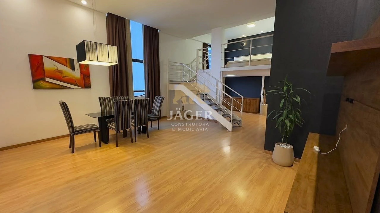 185 m² apartment with a bathtub and a glass-enclosed balcony