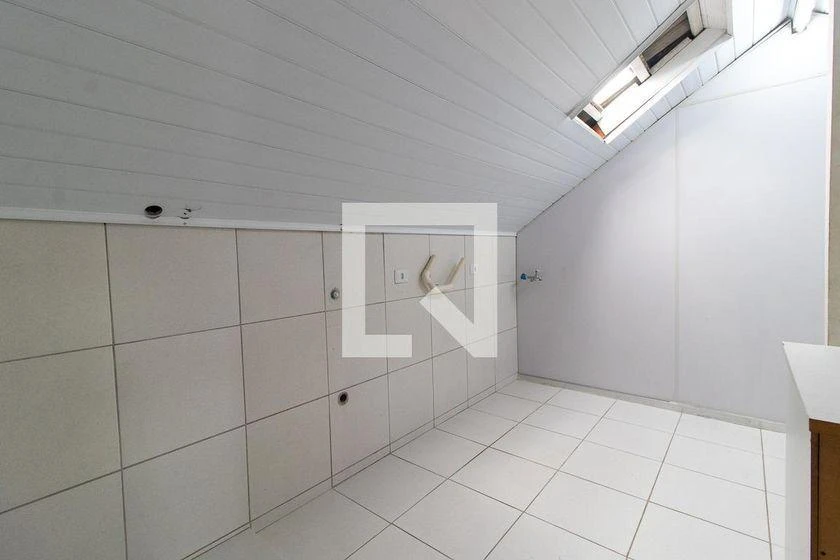3-bedroom house with a glass-enclosed balcony — photo 13
