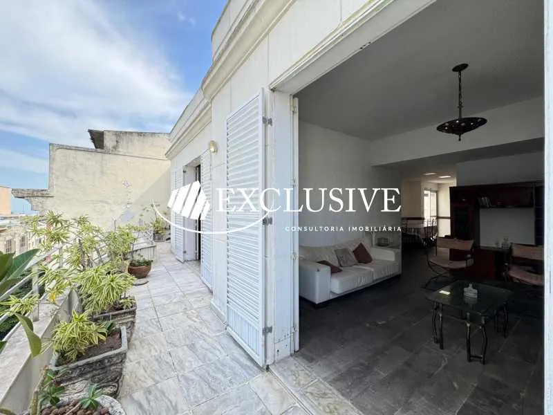 Apartamento mobiliado com 4 quartos e varanda fechada em vidro